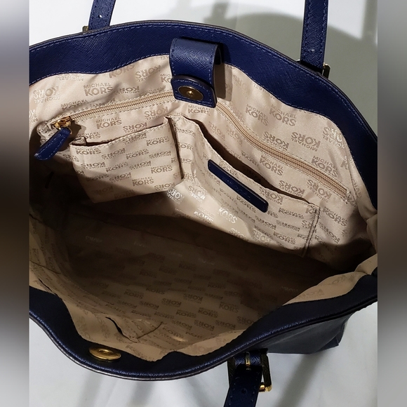 Michael Kors Jet set leather tote. EUC - Picture 6 of 15